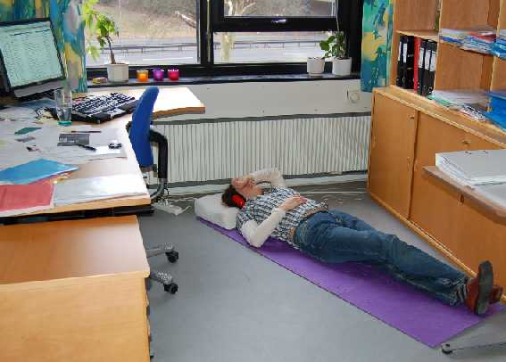 Hvile på kontoret. Godt med liggeunderlag og kollegers accept.